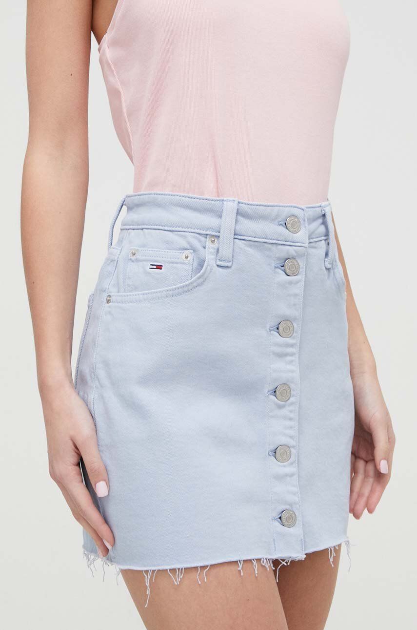 Levně Džínová sukně Tommy Jeans mini, pouzdrová, DW0DW17871