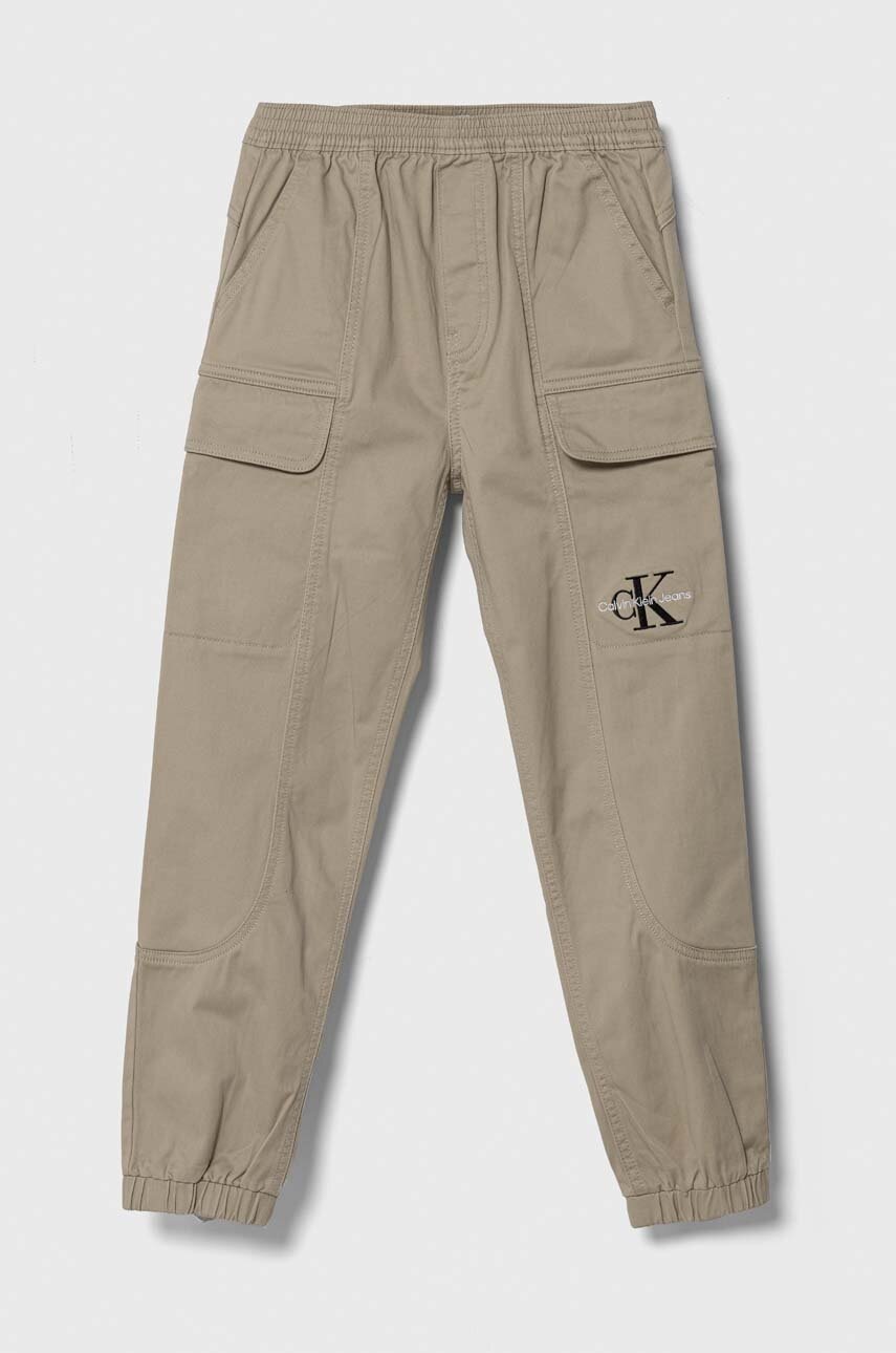 

Детски панталон Calvin Klein Jeans в кафяво с изчистен дизайн, Кафяв