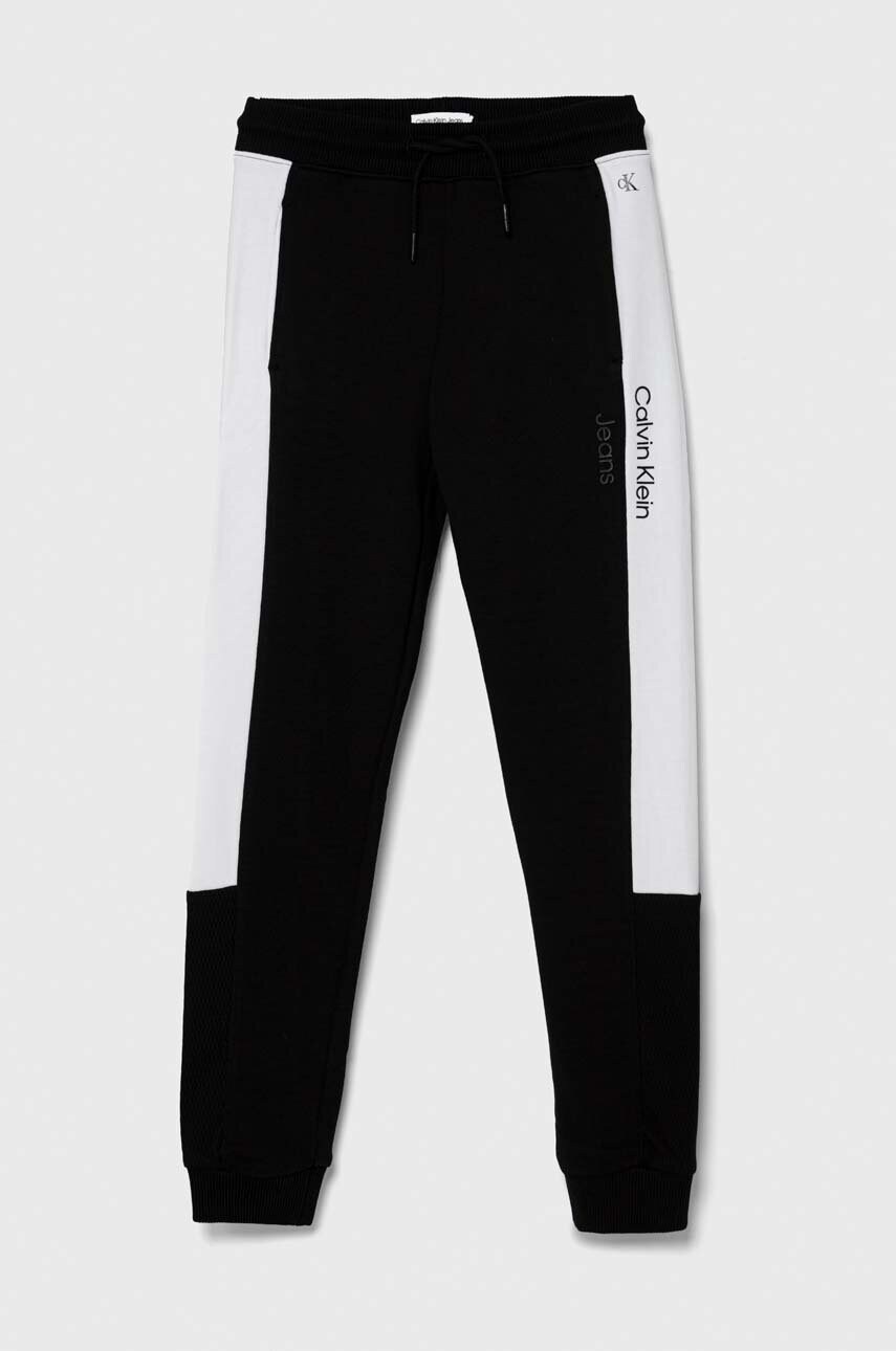 

Детски памучен спортен панталон Calvin Klein Jeans в черно с десен, Черен