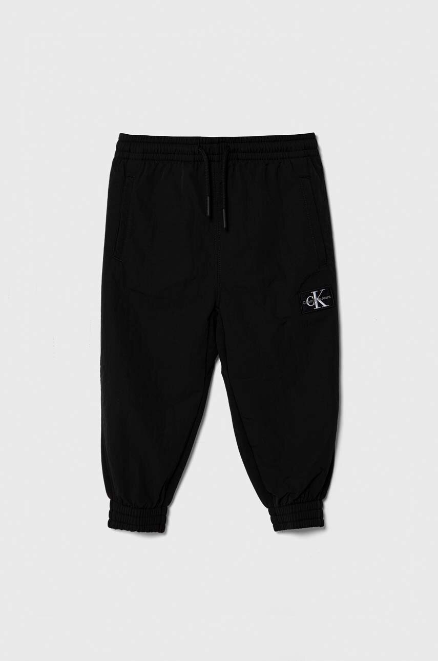 

Детски спортен панталон Calvin Klein Jeans в черно с изчистен дизайн, Черен