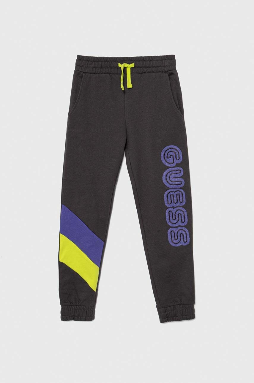 

Дитячі бавовняні штани Guess колір сірий з аплікацією