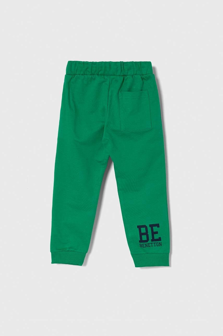 Детские хлопковые штаны United Colors of Benetton цвет зелёный с принтом