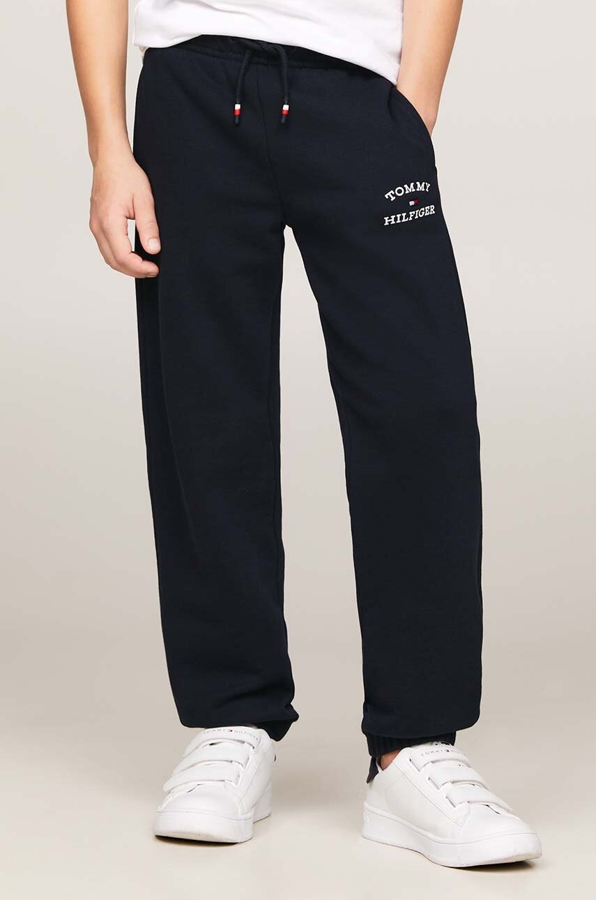 

Детски спортен панталон Tommy Hilfiger в черно с изчистен дизайн, Черен