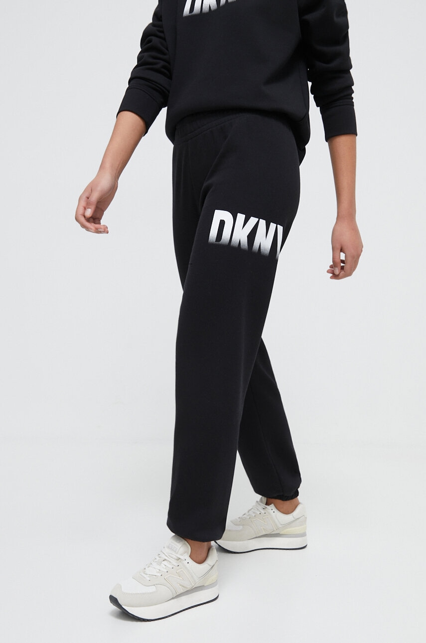 Levně Tepláky Dkny černá barva, s potiskem, DP3P3379