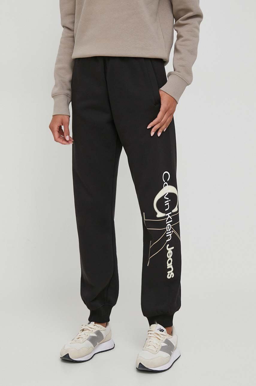 Levně Tepláky Calvin Klein Jeans černá barva, s potiskem, J20J222606