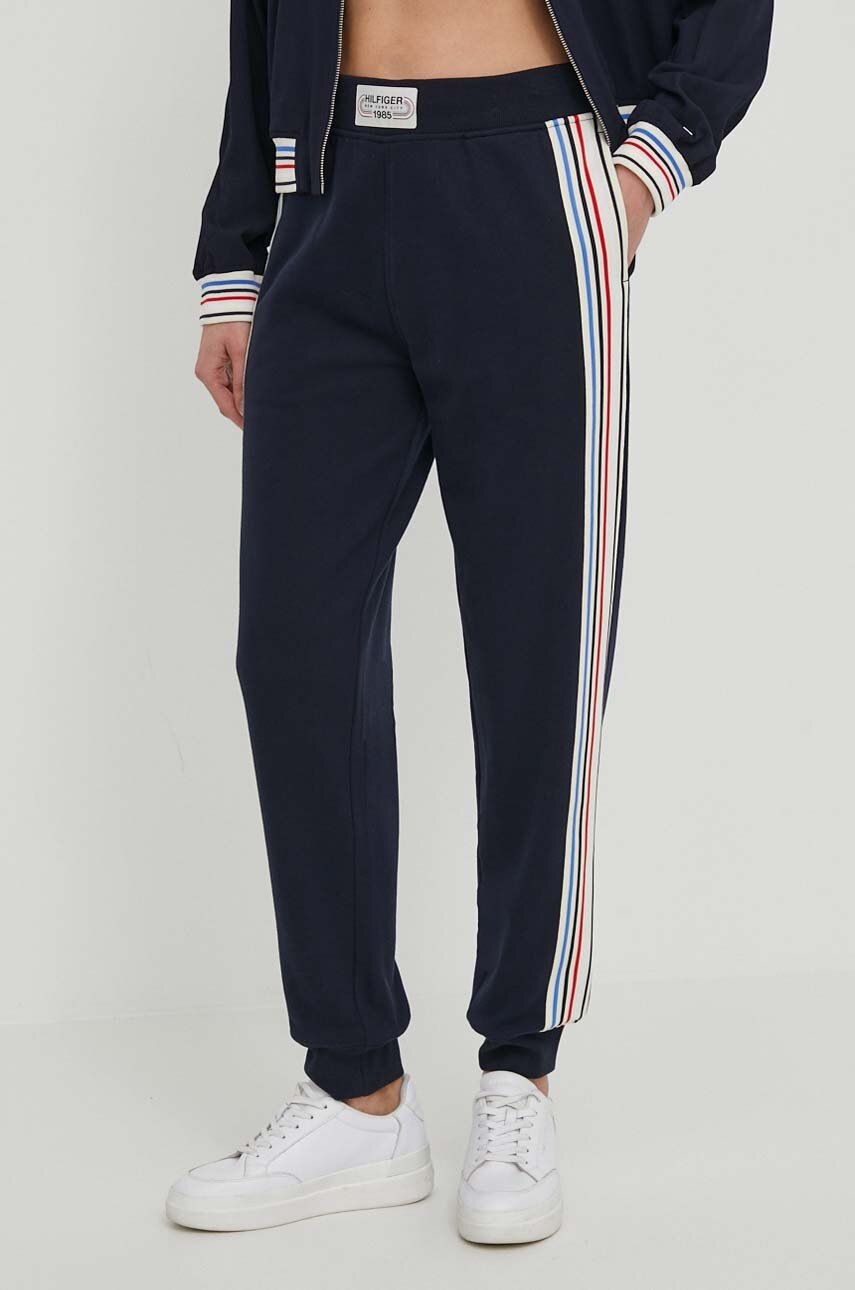 

Памучен спортен панталон Tommy Hilfiger в тъмносиньо с апликация WW0WW42471, Тъмносин
