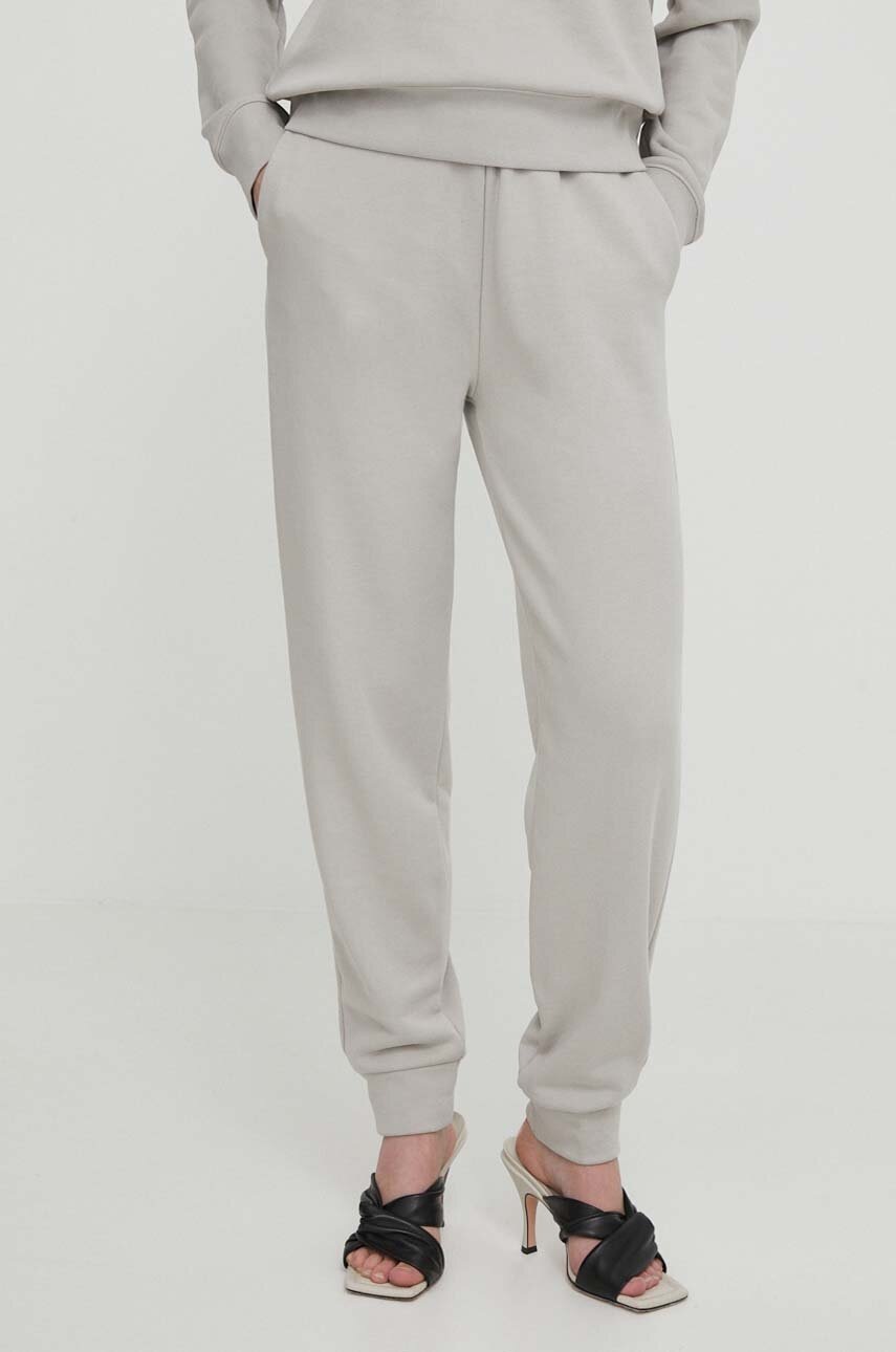 

Спортен панталон Calvin Klein в бежово с изчистен дизайн K20K206632, Сив