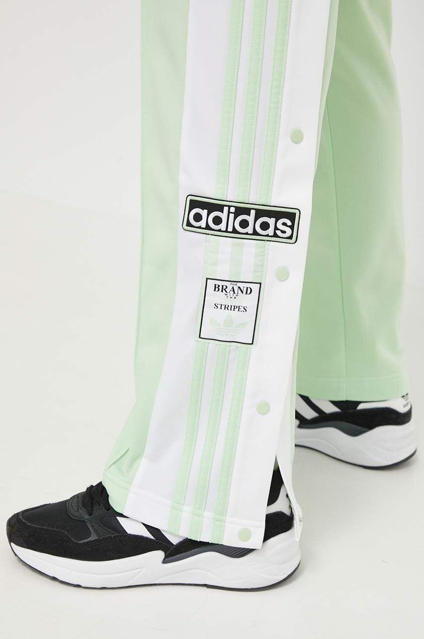 Спортивні штани adidas Originals колір зелений візерунок IP0626 