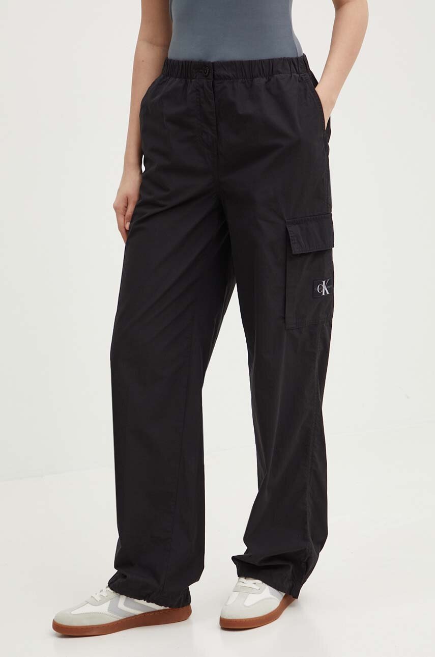 

Памучен панталон Calvin Klein Jeans в черно със стандартна кройка, с висока талия J20J223116, Черен