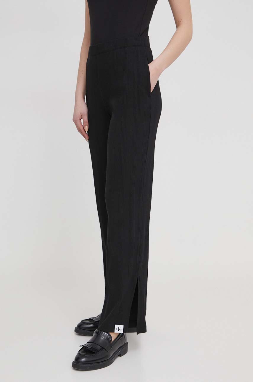 

Панталон Calvin Klein Jeans в черно със стандартна кройка, с висока талия J20J223280, Черен