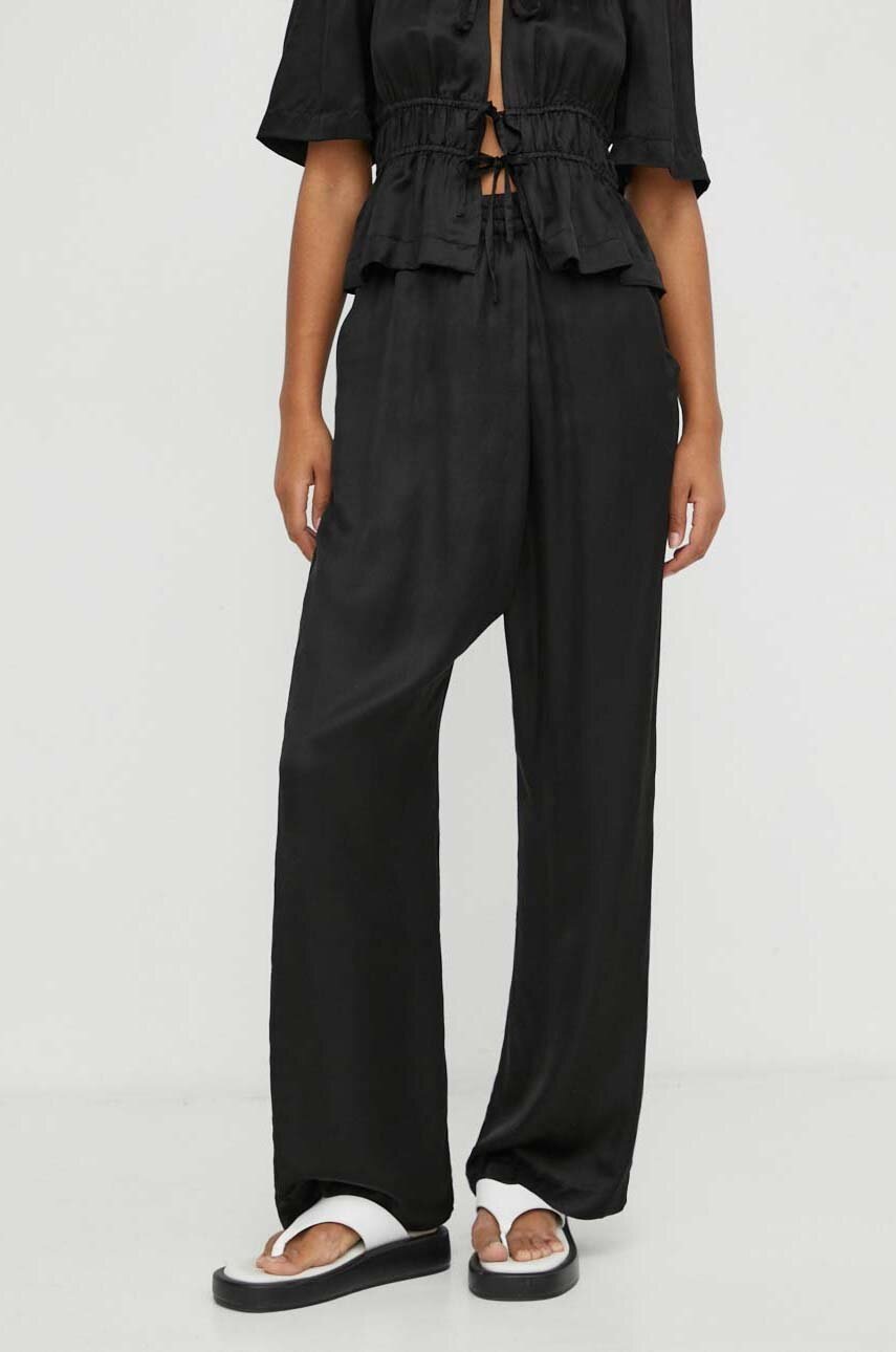 

Панталон с лен MUNTHE в черно с широка каройка, с висока талия, Черен