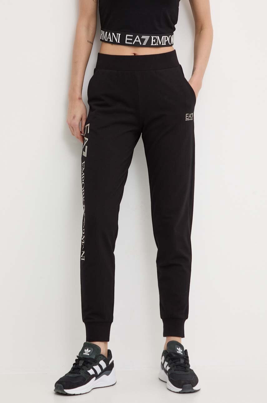 

Спортен панталон EA7 Emporio Armani в черно с принт, Черен