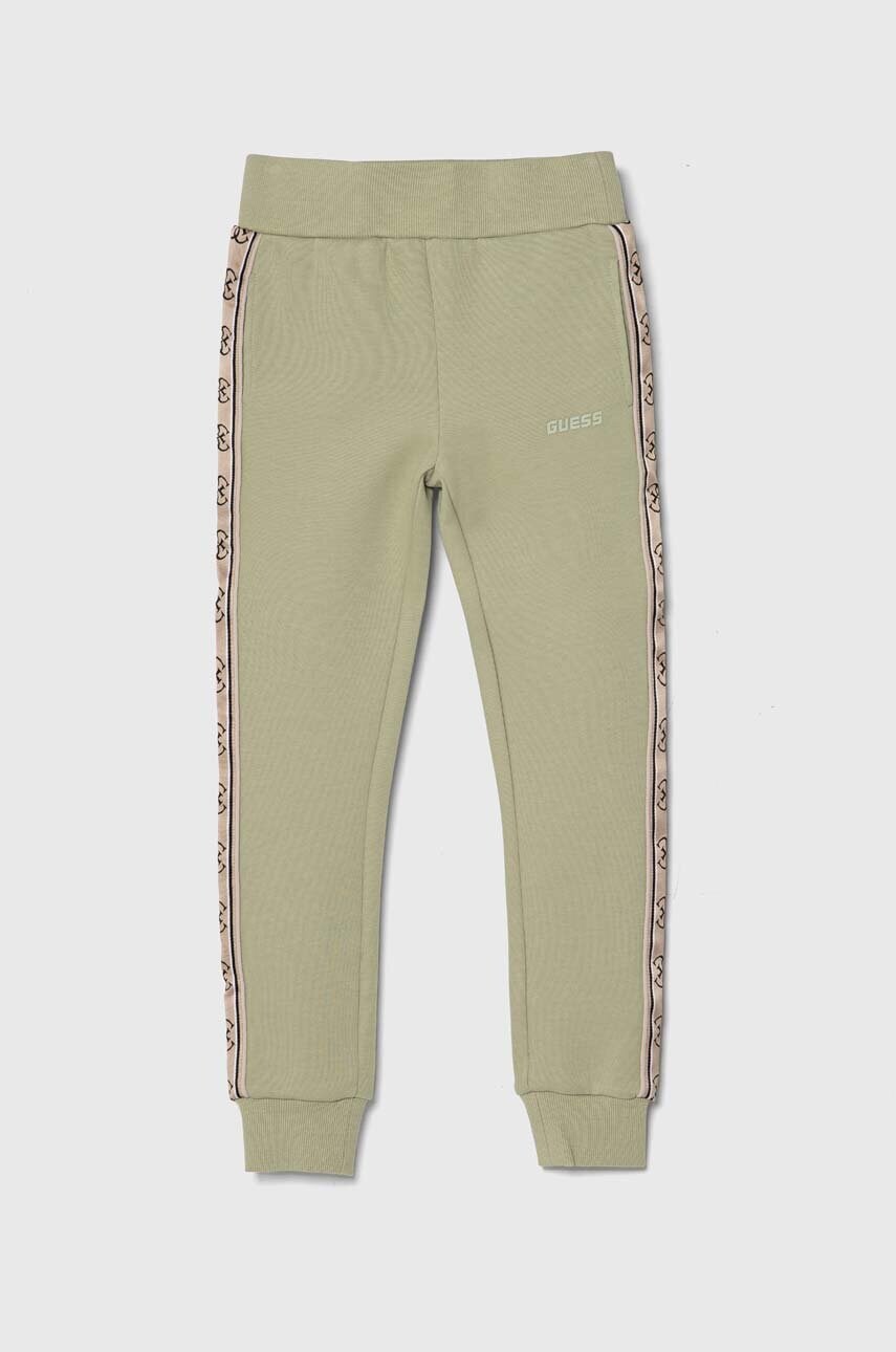 Levně Dětské tepláky Guess fialová barva, s aplikací