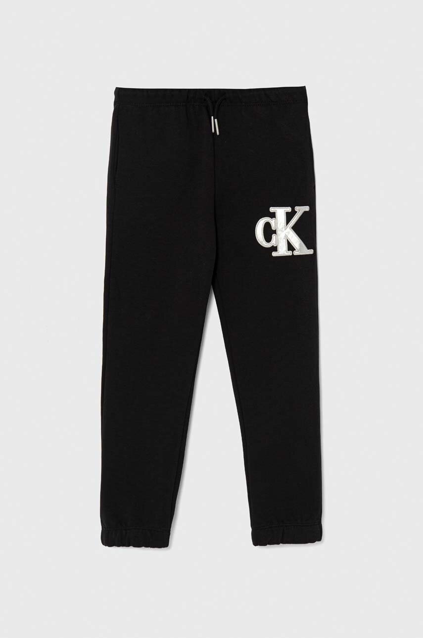 

Детски спортен панталон Calvin Klein Jeans в черно с апликация, Черен