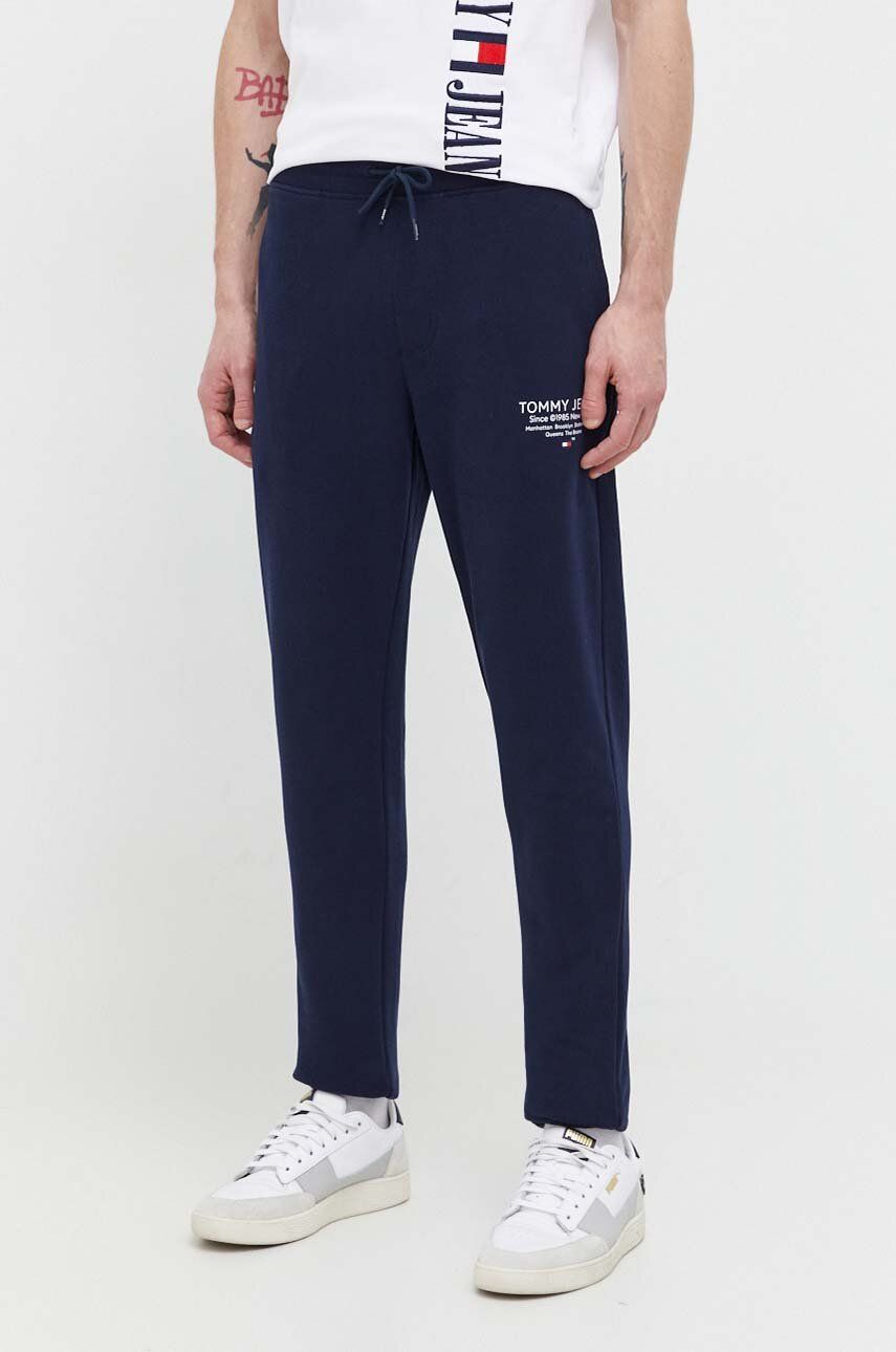 Tommy Jeans pantaloni de trening din bumbac culoarea bleumarin, cu imprimeu DM0DM18357