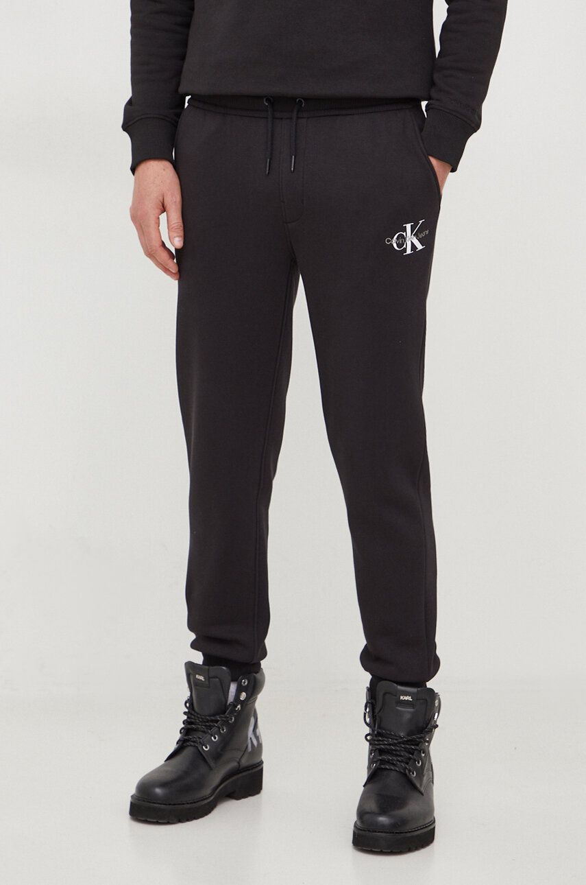 Levně Tepláky Calvin Klein Jeans černá barva, s potiskem, J30J324685