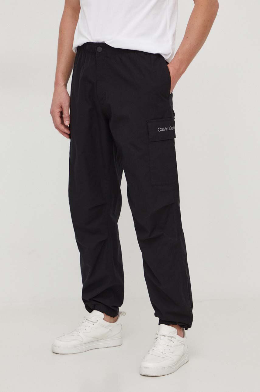 Bavlněné kalhoty Calvin Klein Jeans černá barva, ve střihu cargo