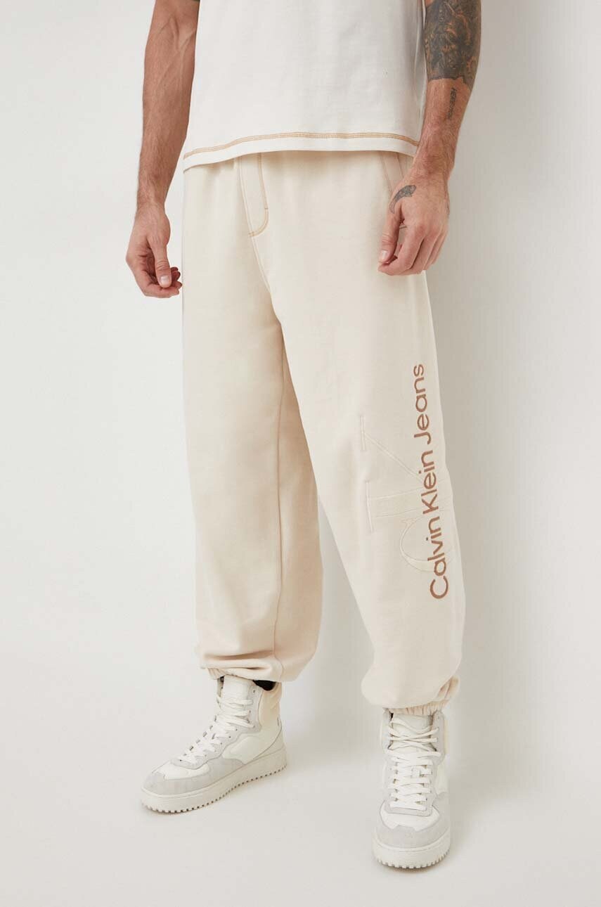 

Памучен спортен панталон Calvin Klein Jeans в бежово с апликация J30J324953, Бежов