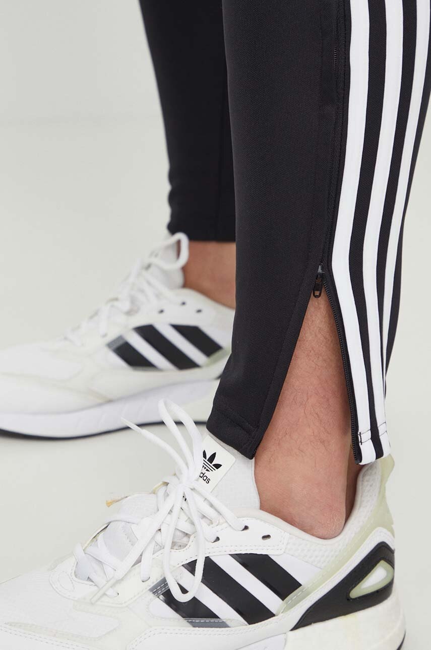Штани для тренувань adidas Performance Tiro24 колір чорний з аплікацією IP1953 