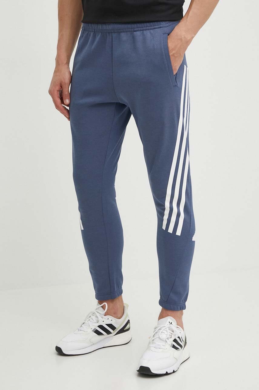 

Спортен панталон adidas в синьо с принт IR9194, Син