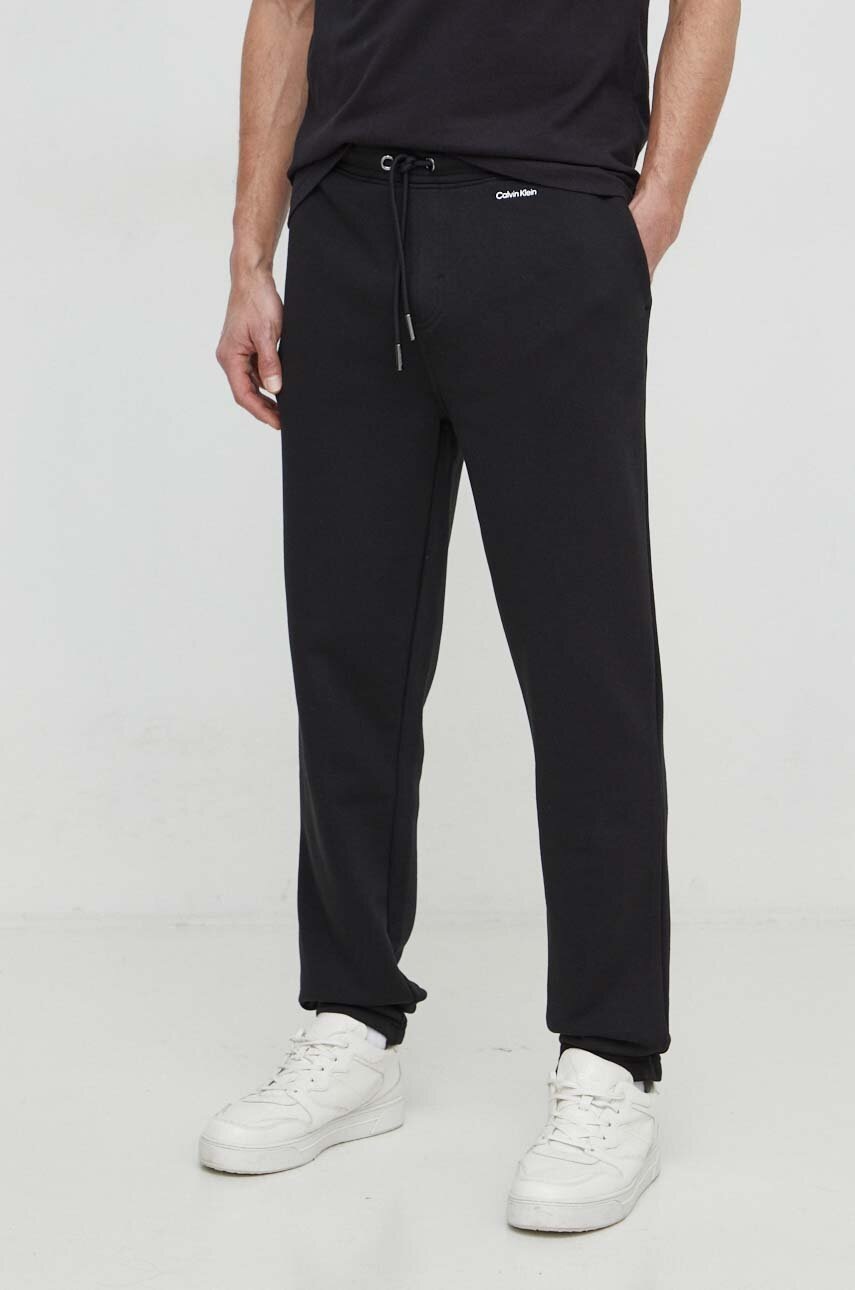 

Спортен панталон Calvin Klein в черно с изчистен дизайн K10K112686, Черен