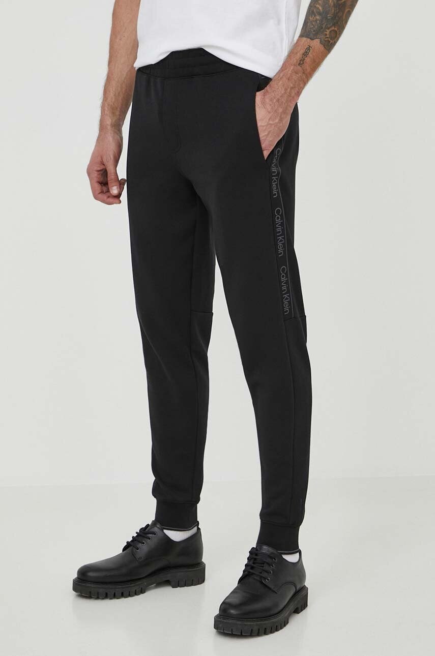 

Спортен панталон Calvin Klein в черно с апликация K10K112945, Черен