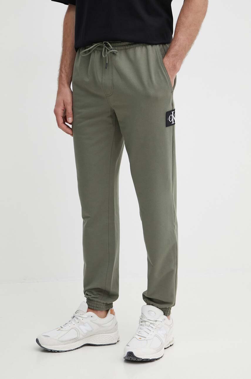

Спортен панталон Calvin Klein Jeans в зелено с апликация J30J325336, Зелен