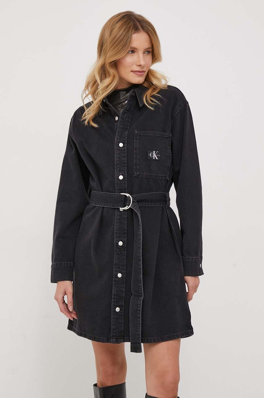 

Дънкова рокля Calvin Klein Jeans в черно къса със стандартна кройка J20J222460, Черен