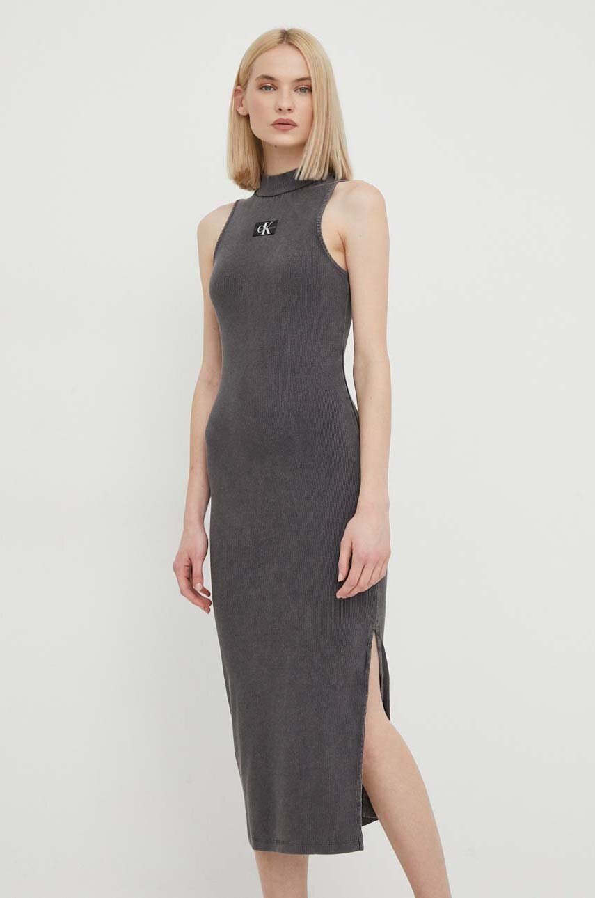 

Рокля Calvin Klein Jeans в сиво среднодълга с кройка по тялото J20J223052, Сив