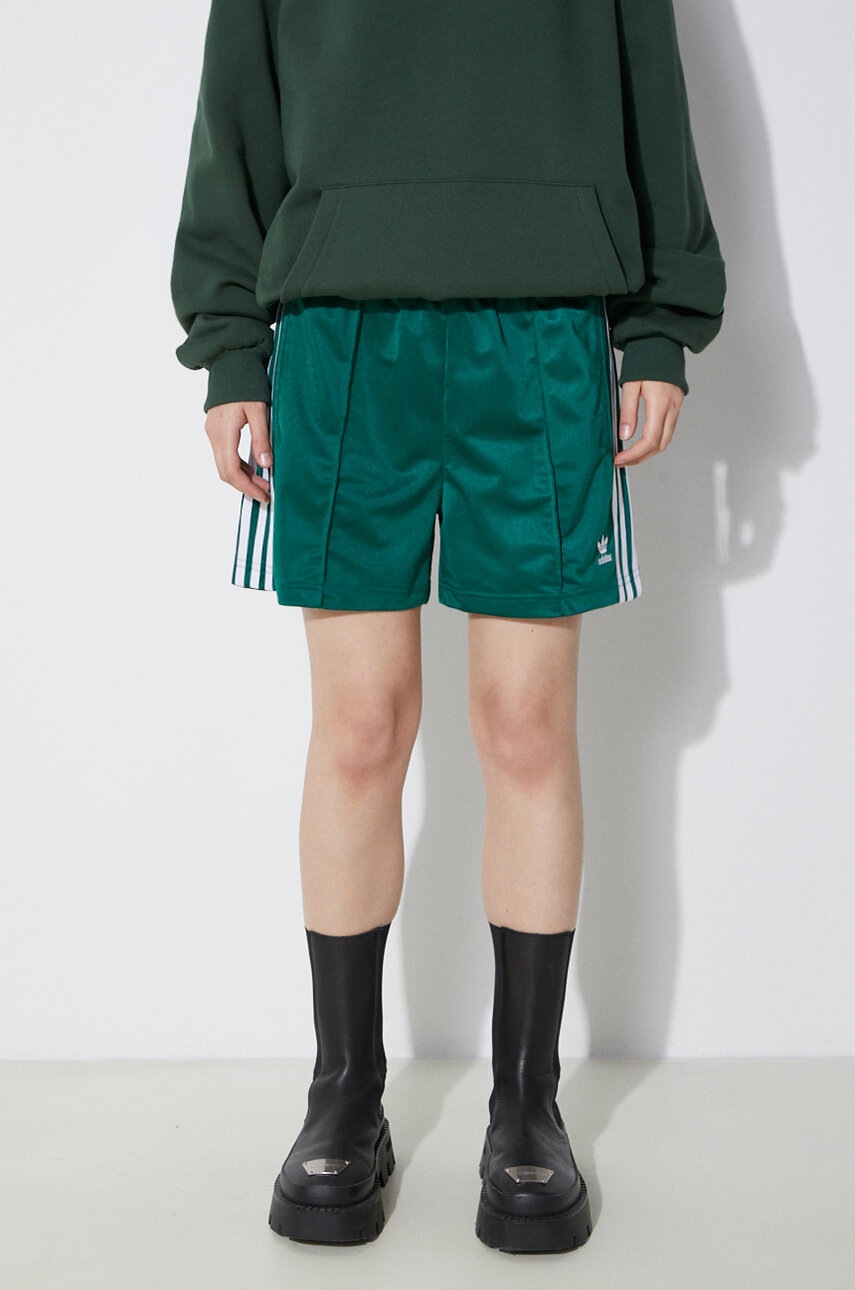 

Къс панталон adidas Originals Firebird в зелено с апликация с висока талия IN6287, Зелен
