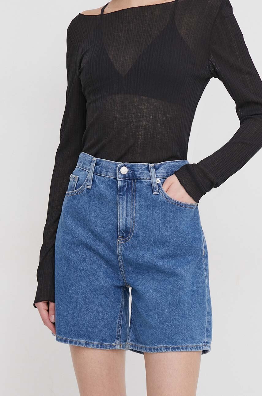 

Дънков къс панталон Calvin Klein Jeans в синьо с изчистен дизайн висока талия J20J222801, Син