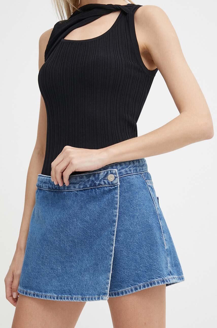 

Дънков къс панталон Calvin Klein Jeans в синьо с изчистен дизайн висока талия J20J223300, Син