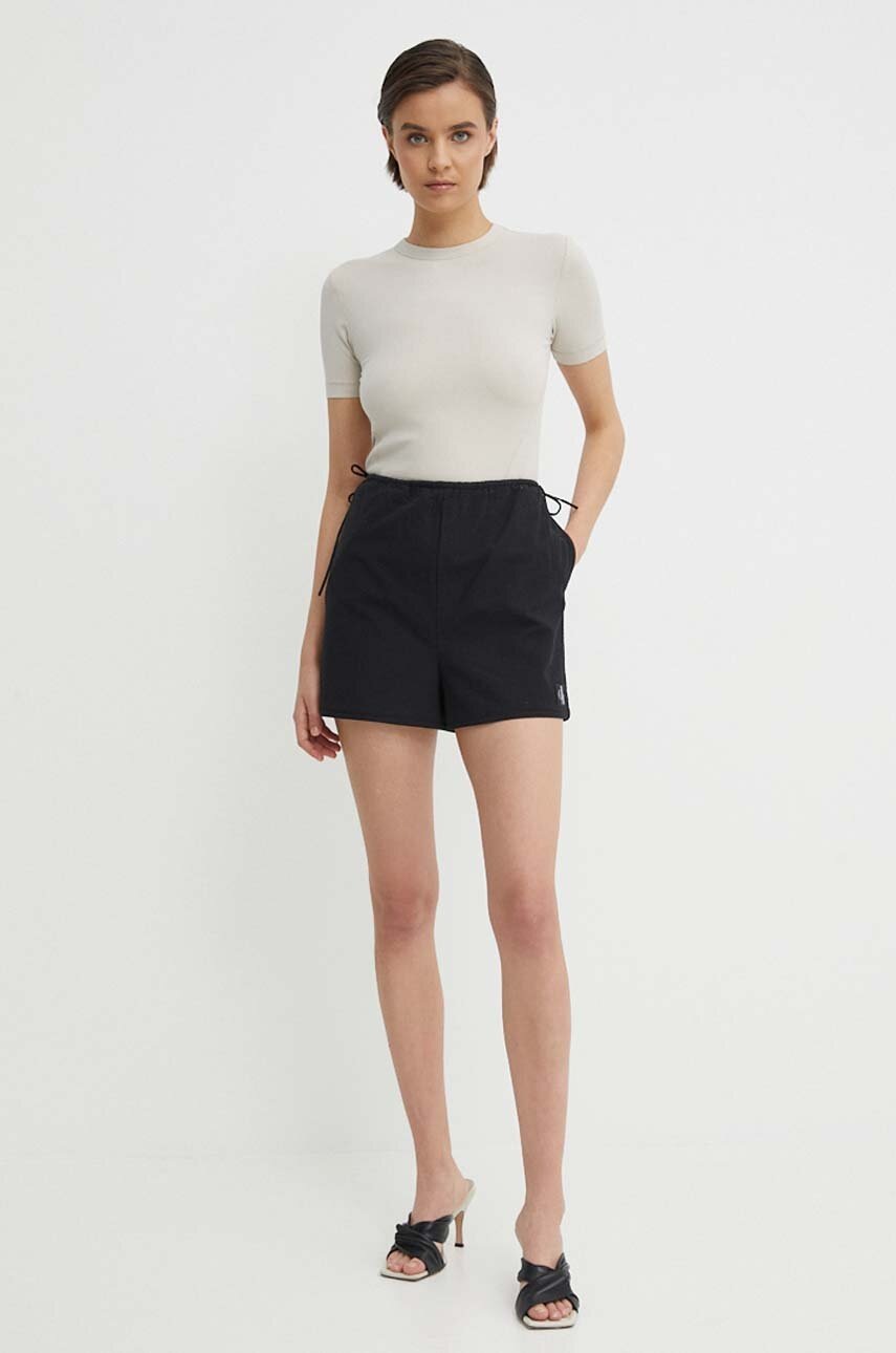 Βαμβακερό σορτσάκι Calvin Klein Jeans χρώμα: μαύρο φωτογραφία