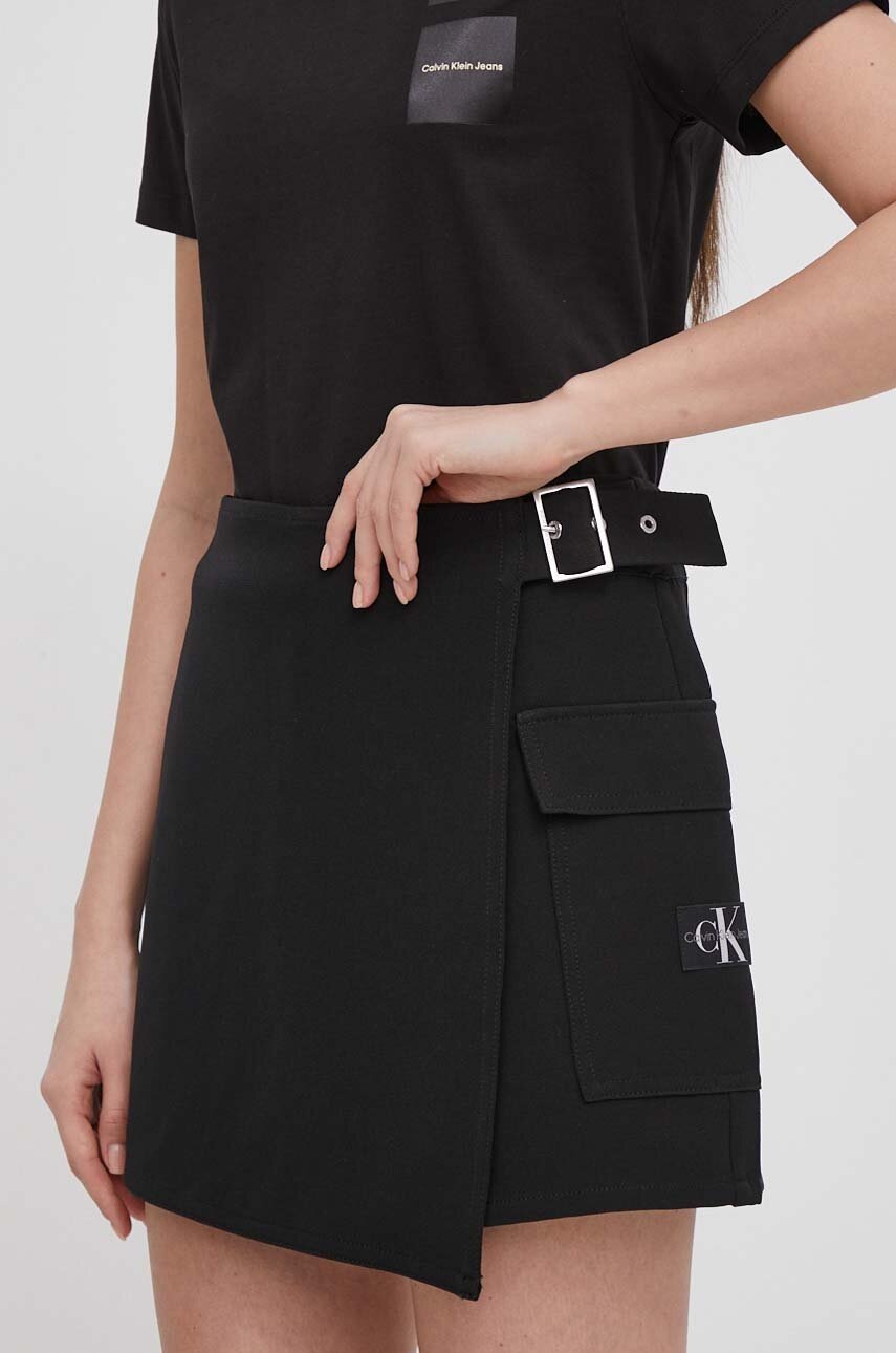 

Къс панталон Calvin Klein Jeans в черно с изчистен дизайн висока талия J20J223461, Черен