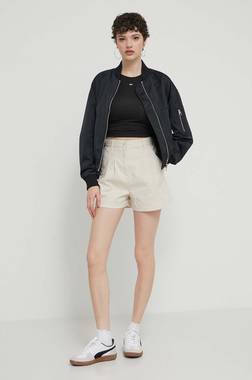 Σορτς Tommy Jeans χρώμα: μπεζ, DW0DW17775 φωτογραφία