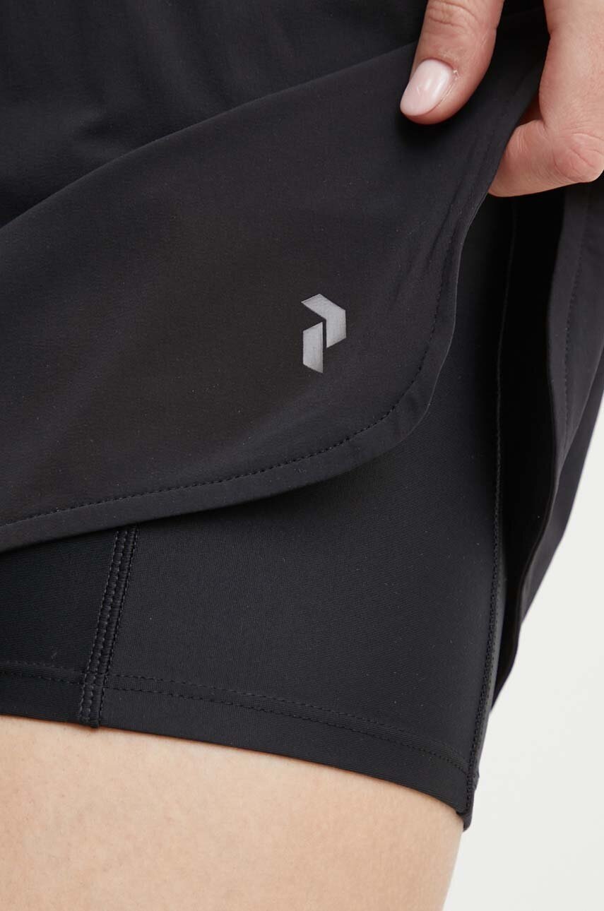 Αθλητικά σορτς Peak Performance Light χρώμα: μαύρο φωτογραφία