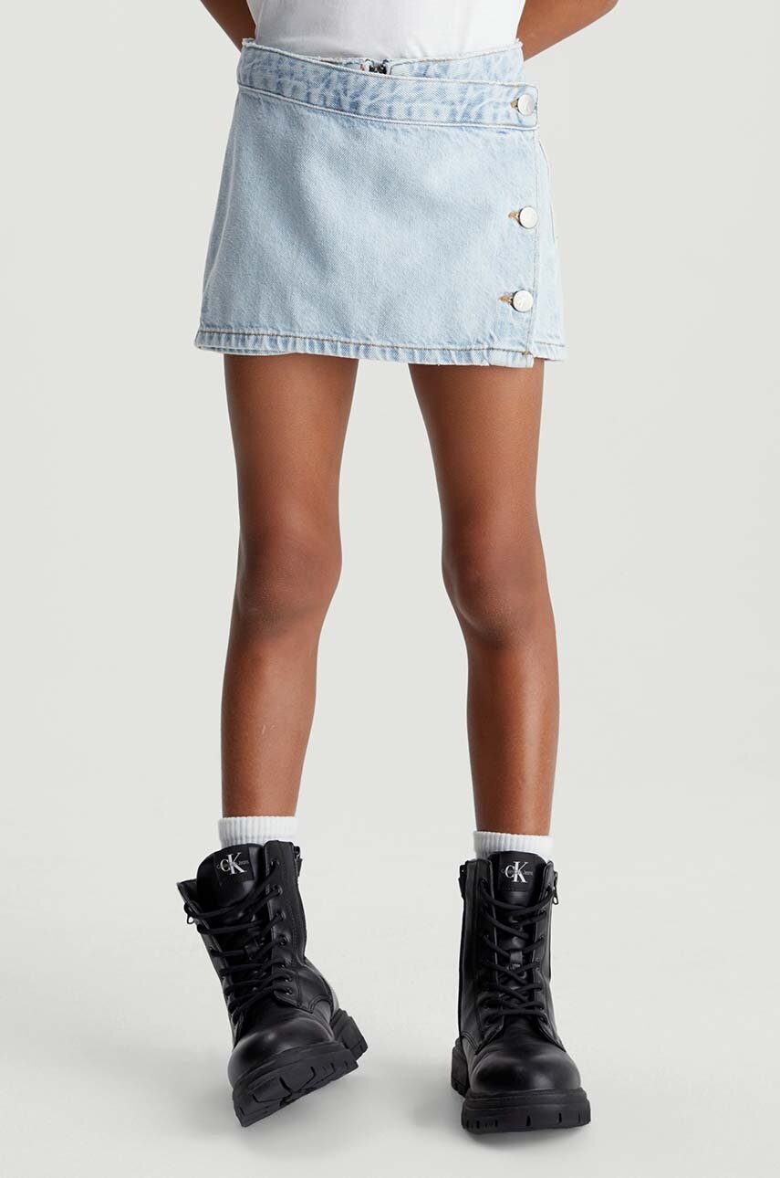 

Детски дънков къс панталон Calvin Klein Jeans в синьо с изчистен дизайн с регулируема талия, Син