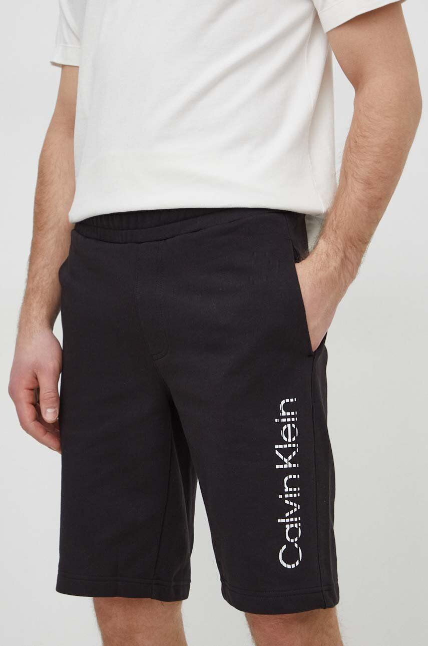 Levně Bavlněné šortky Calvin Klein černá barva