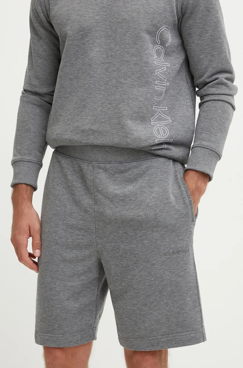 

Къс панталон за трениране Calvin Klein Performance в сиво, Сив