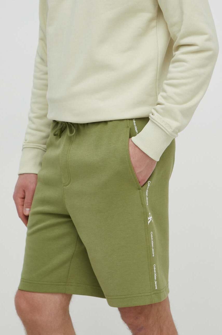 

Къс панталон Calvin Klein Jeans в зелено J30J325129, Зелен