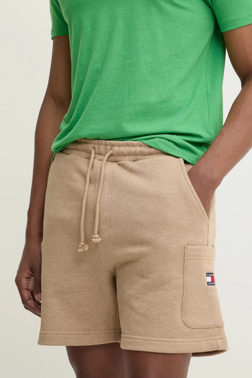 Levně Bavlněné šortky Tommy Jeans zelená barva