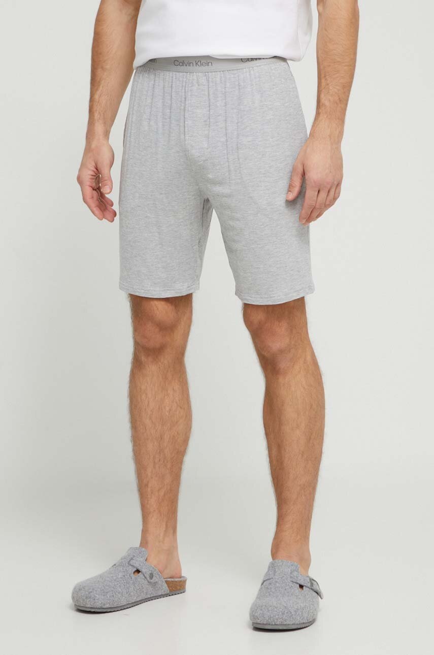

Домашен къс панталон Calvin Klein Underwear в сиво с меланжов десен 000NM2233A, Сив