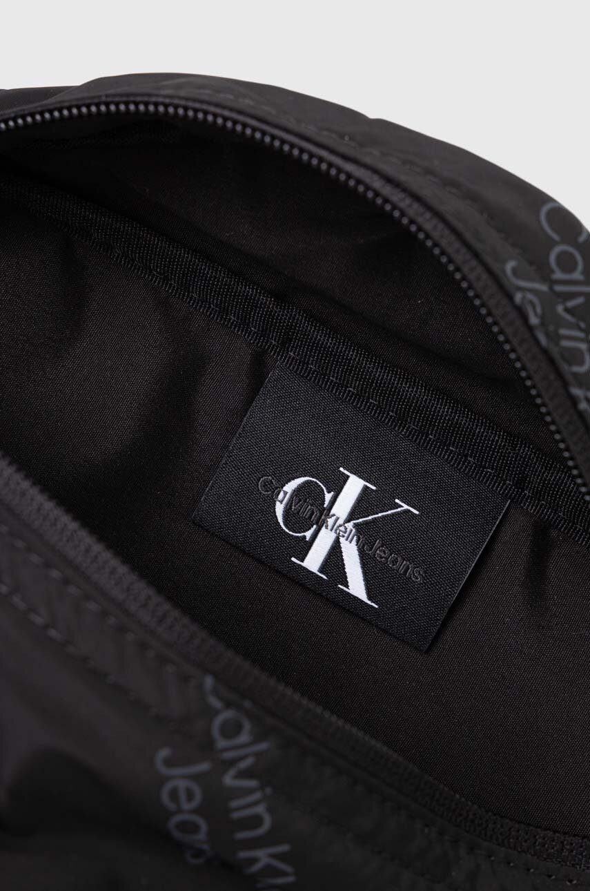 Сумка на пояс Calvin Klein Jeans колір чорний 