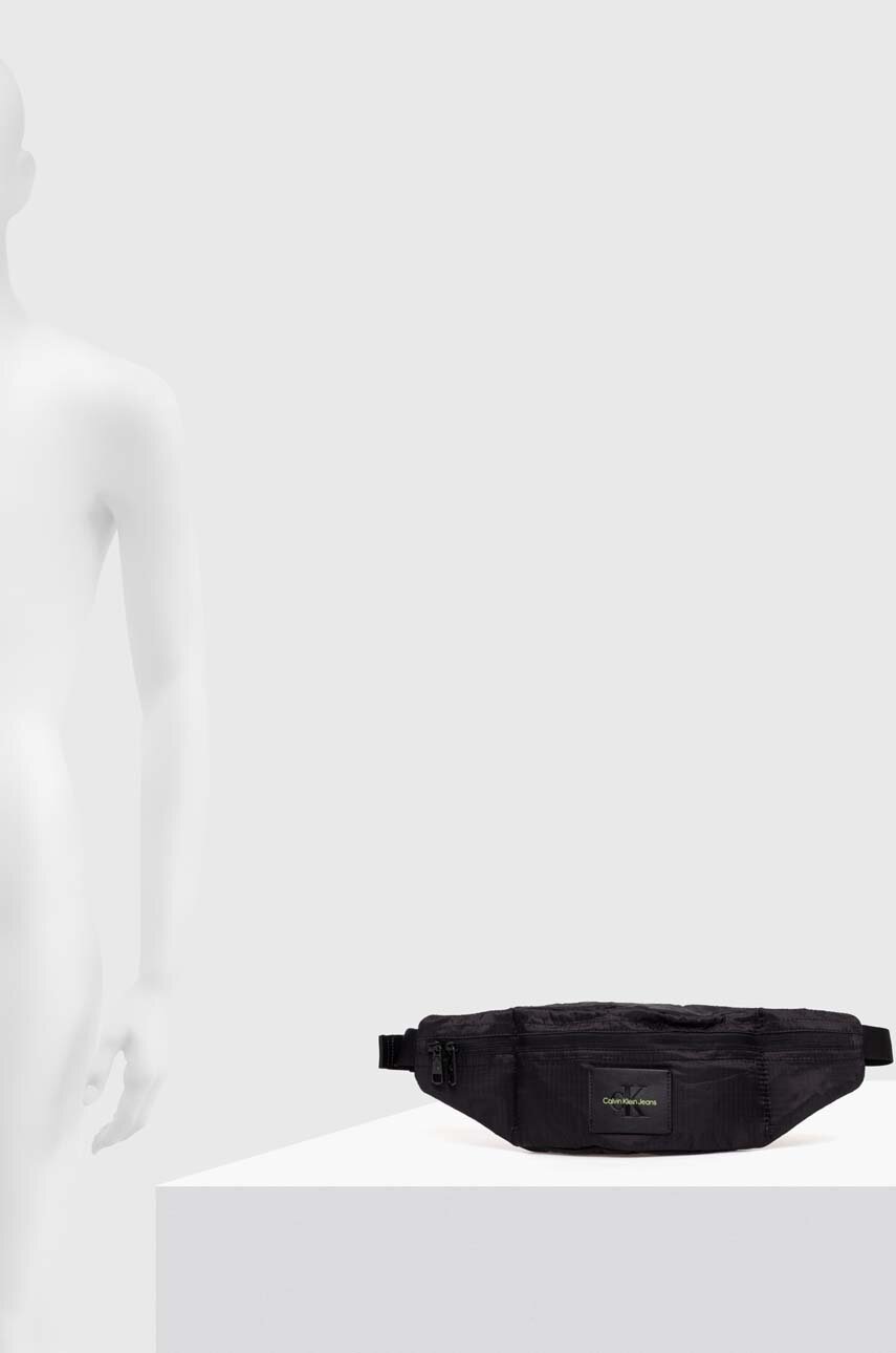 Сумка на пояс Calvin Klein Jeans колір чорний 