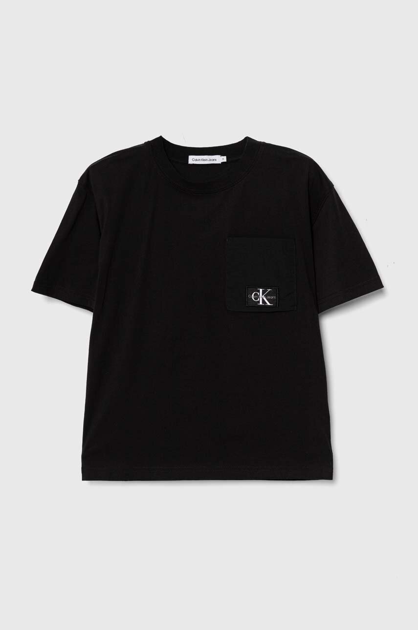 

Детска памучна тениска Calvin Klein Jeans в черно с апликация, Черен