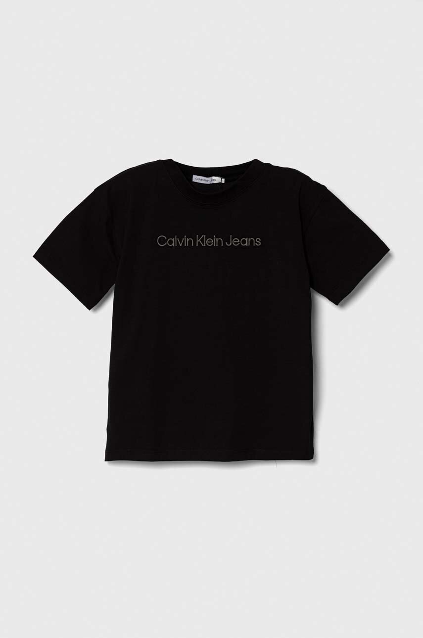

Детска тениска Calvin Klein Jeans в черно с апликация, Черен