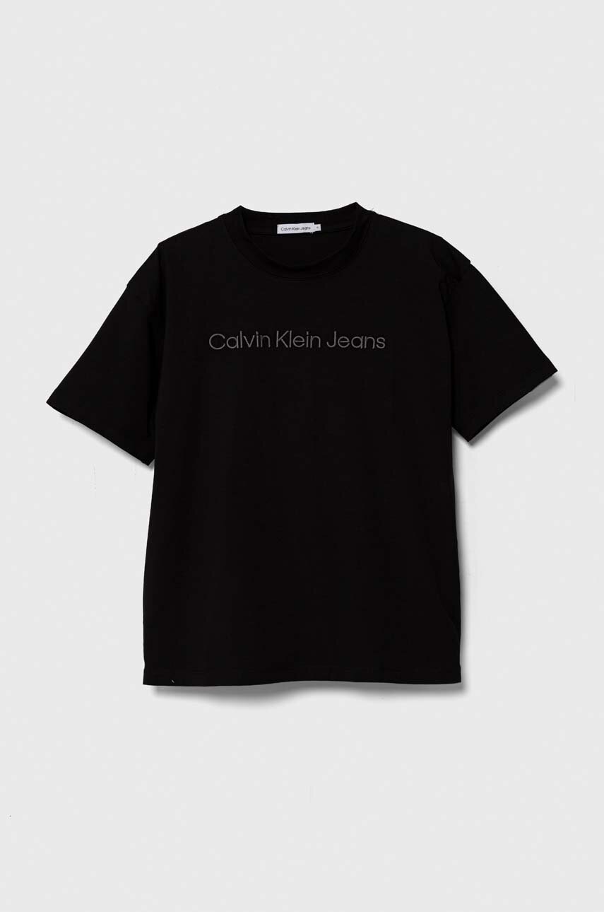 

Детска тениска Calvin Klein Jeans в черно с апликация, Черен