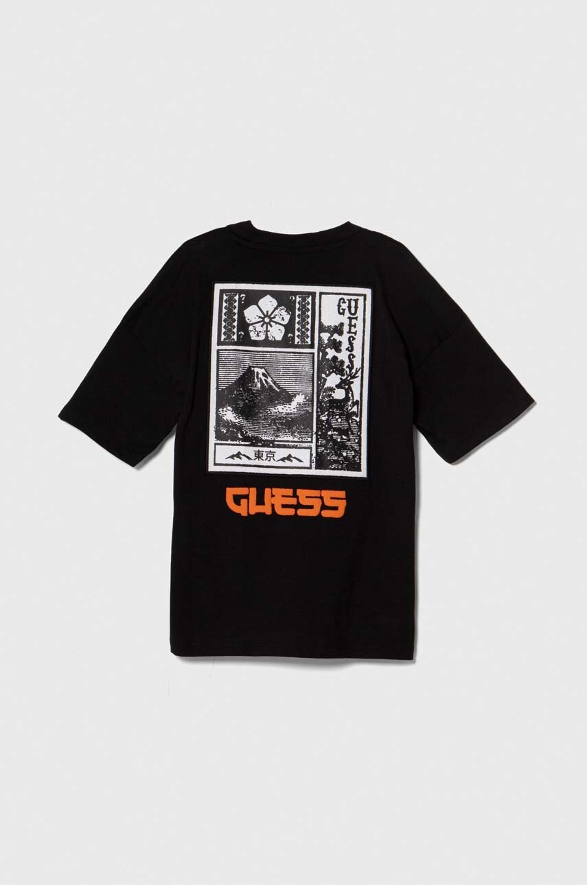 

Детска памучна тениска Guess в черно с принт, Черен
