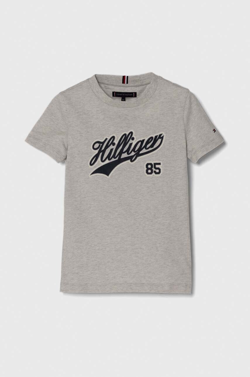 

Детская хлопковая футболка Tommy Hilfiger цвет серый с принтом