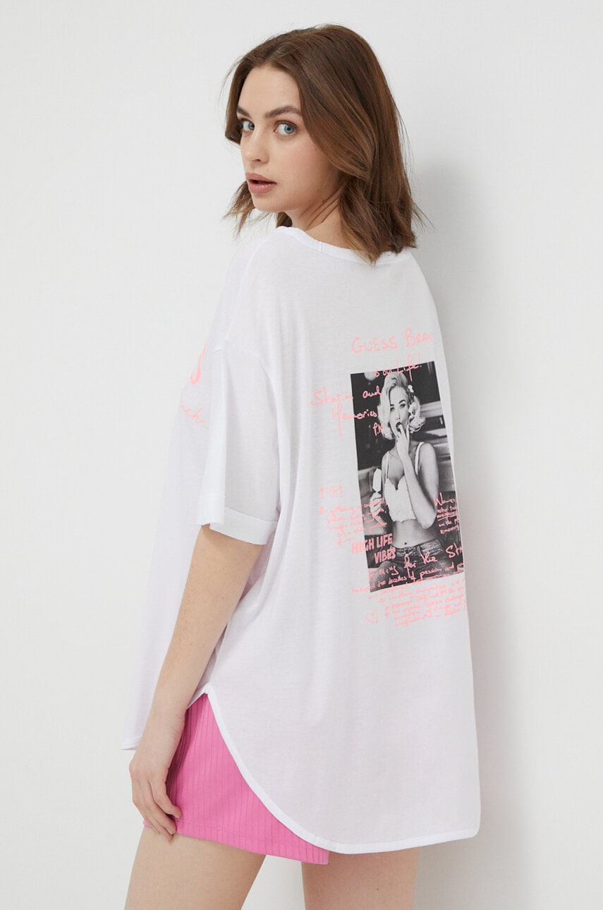 

Тениска Guess в бяло E4GI07 KC6K0, Бял